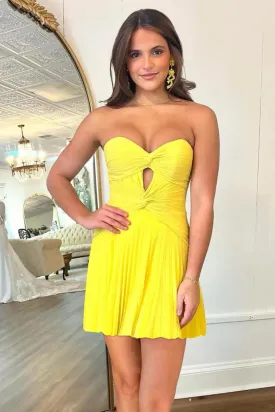 A-Line Sweetheart Yellow Pleated Short Homecoimg Dresses VK24083106