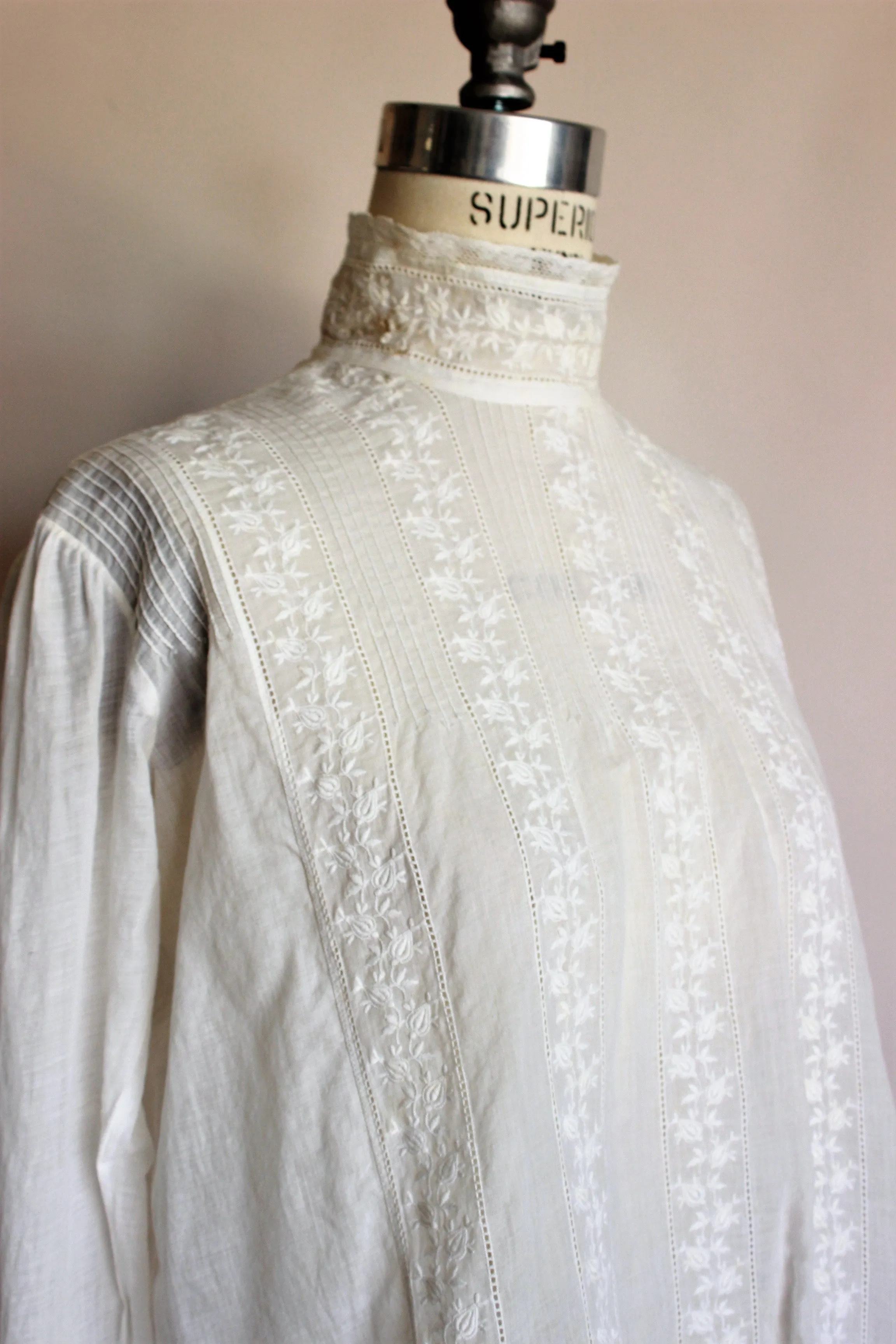 Antique 1890s Blouse In White With Lace Trim