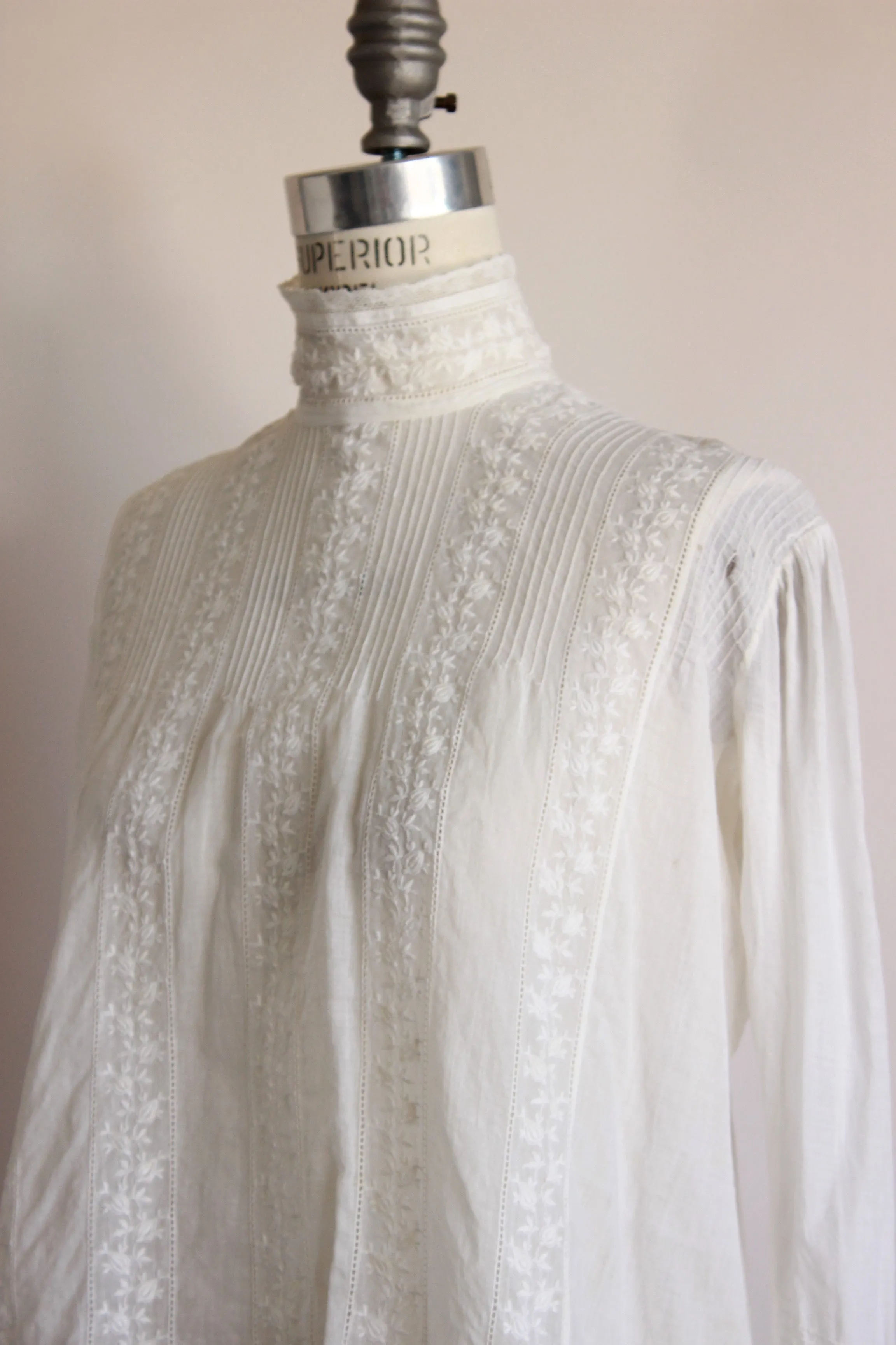 Antique 1890s Blouse In White With Lace Trim