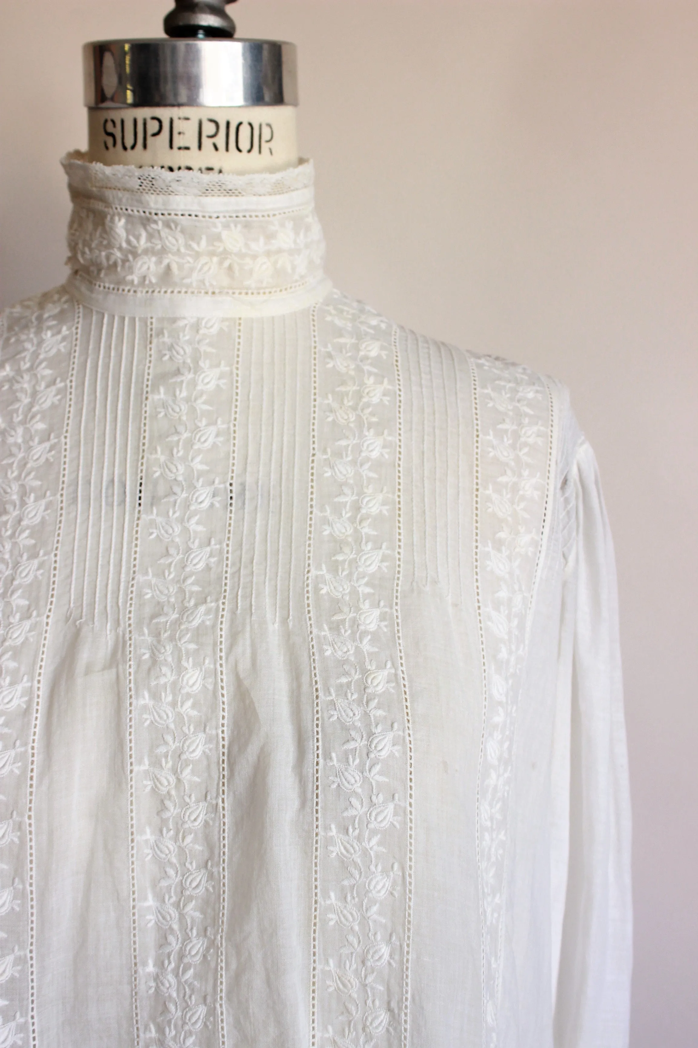 Antique 1890s Blouse In White With Lace Trim
