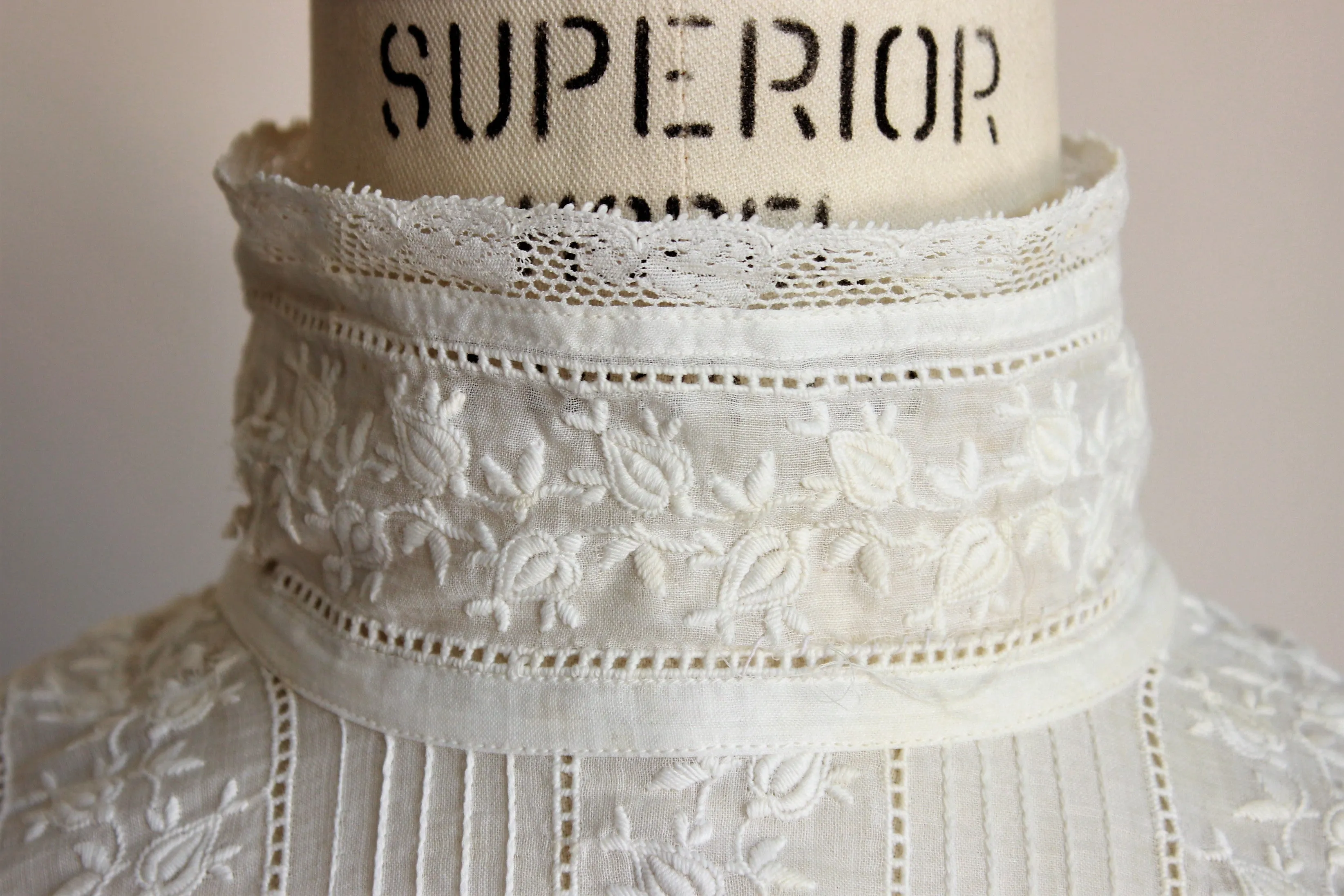 Antique 1890s Blouse In White With Lace Trim